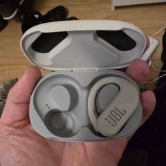 1 earphone JBL endurance peak 3