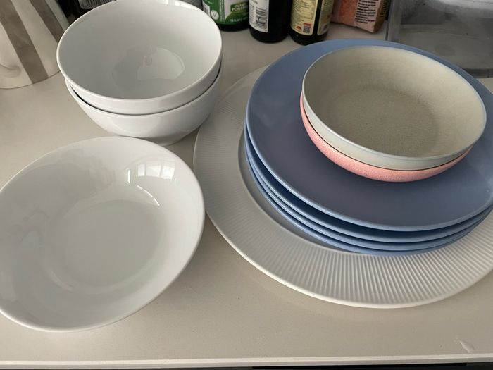 Set of dinner ware