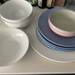 Set of dinner ware