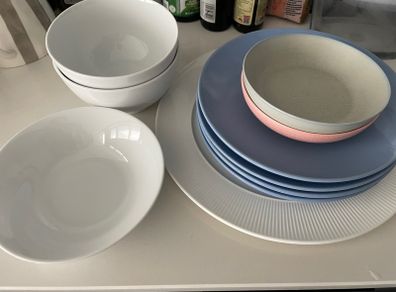 Set of dinner ware