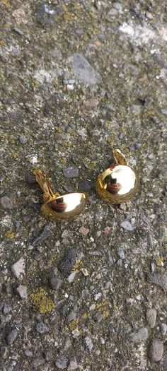Vintage jewelry is sold individually for 5 to 10 euros