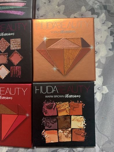 Huda beauty obsession eye shadow palette
