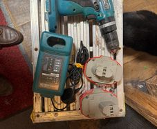 makita drill and 2 batteries and charger