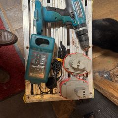 makita drill and 2 batteries and charger