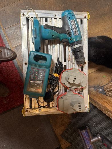makita drill and 2 batteries and charger