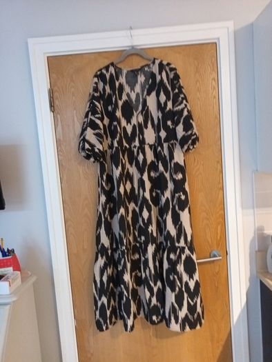 New Look Black/Biscuit Dress. S. 16.  New - No Tag.