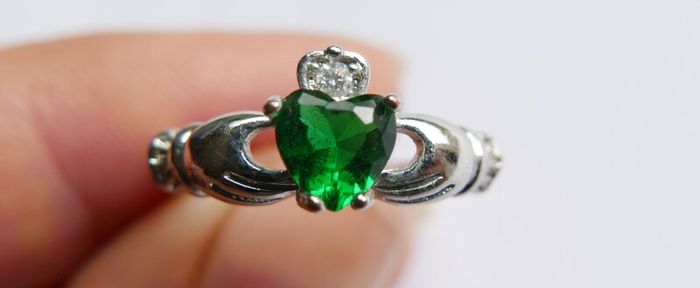 Vintage 925 Sterling Silver Claddagh Ring with Green Heart Stone size Q - 2,5g
