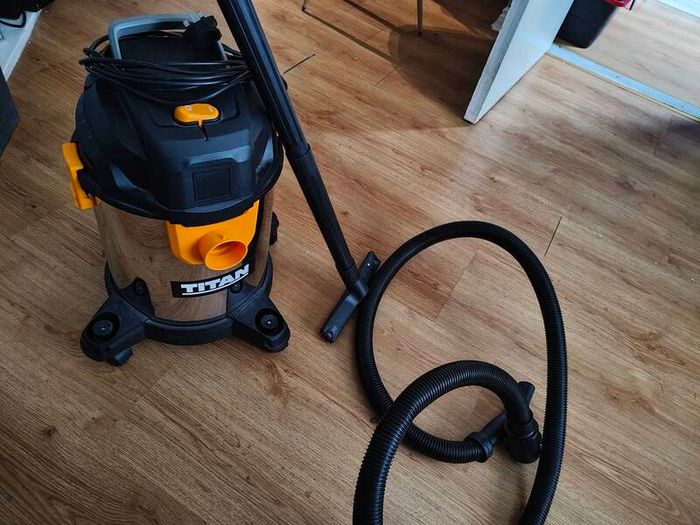 Titan vacuum perfect condition wet/dry vacuum 1400w only parts seen in pictures with it