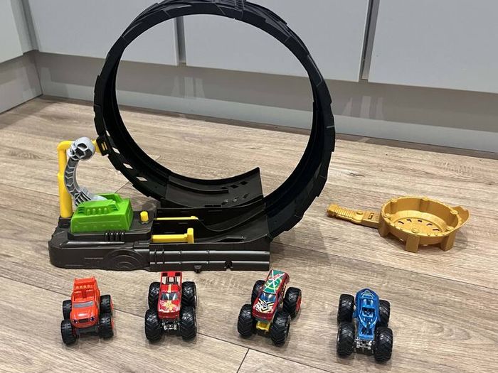 Hotwheels Monster truck loop set and Slam Gorilla play set