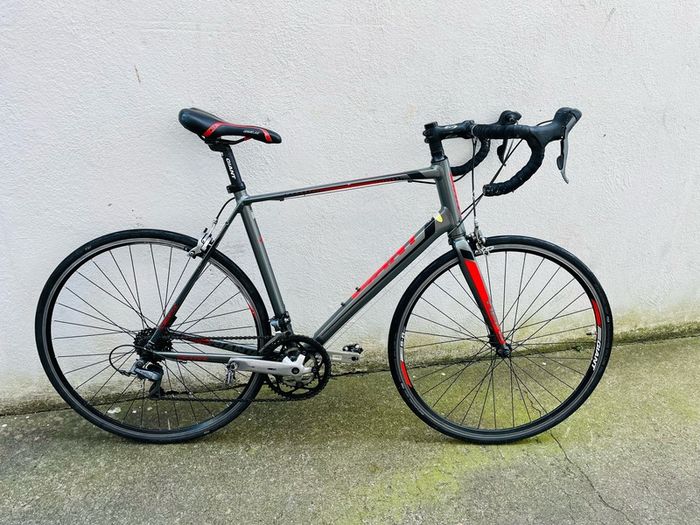 Giant defy road bike
