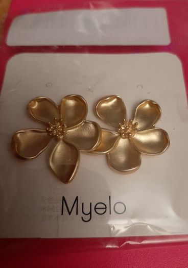 New earrings daisy design unopened packaging