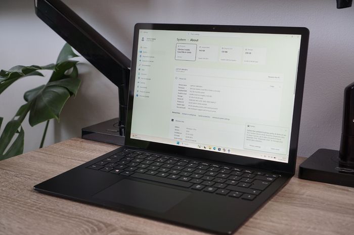 13.5" Microsoft Surface Laptop 5 Black | 16GB RAM | i5-1245U | 19 Battery Cycles