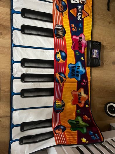 Gigantic keyboard playmat music works perfectly