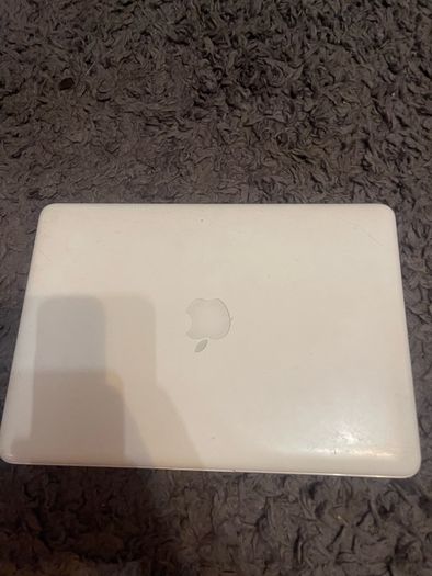 White 2010 macbook