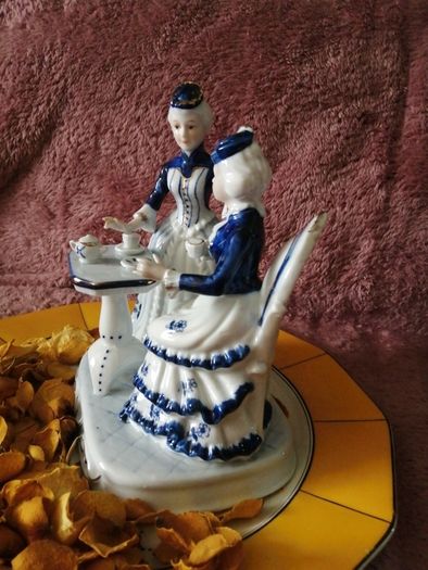 Large porcelain  Figurine by Leonardo Collection