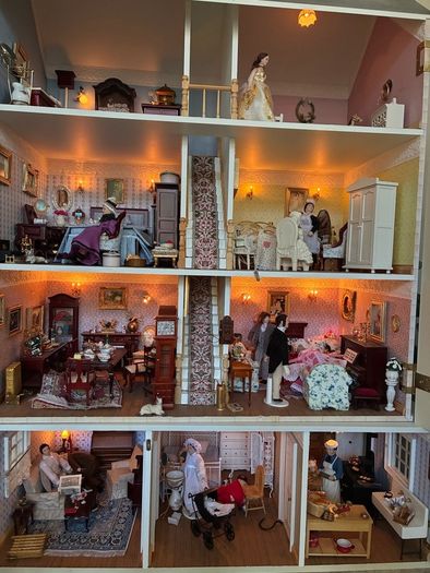 Stunning Georgian Dolls house