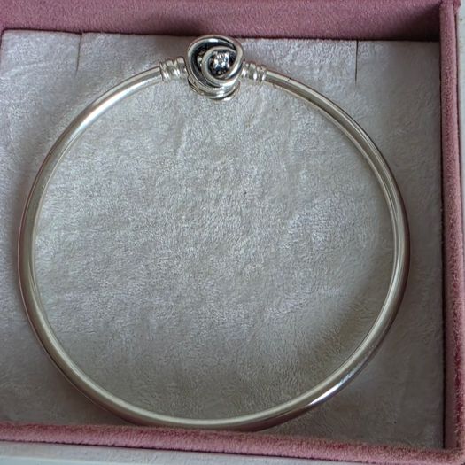 Pandora Moments encircled clasp bangle openwork swirl clasp holding a sparkling center crystal in great condition