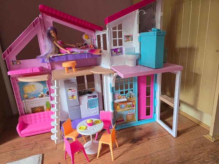 Barbie house and car
