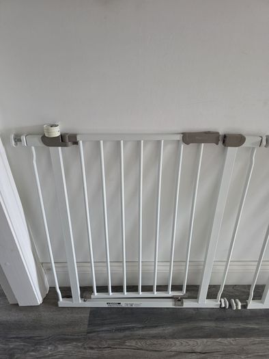 2 Mamia stair gates