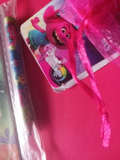 Trolls key chain colouring book and pen