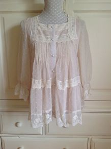 BNWOT Size M Cream Chiffon Top