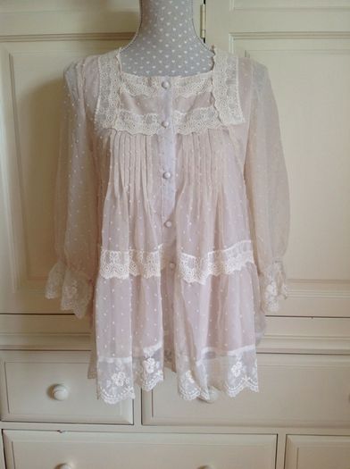 BNWOT Size M Cream Chiffon Top