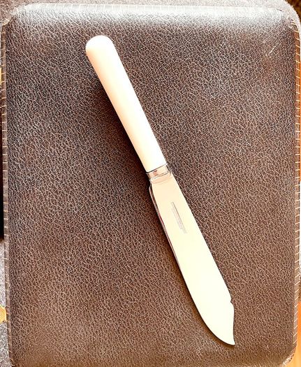 Full vintage matching set of 12 knives and forks