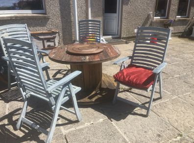garden table and chairs