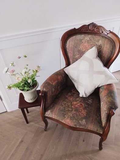 Elegant chair