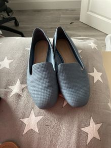 Blue pumps