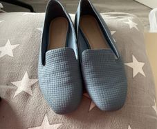 Blue pumps