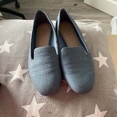 Blue pumps