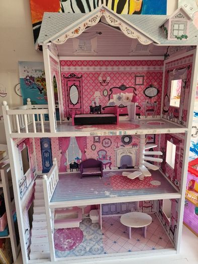 Sadies Wooden Dolls House