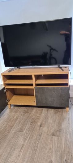 Tv Table like new, perfect condition very fancy!!!