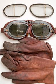 Rare WW2 RAF special duties aircrew grouping of Mk viii flying goggles and leather flying gloves