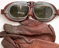 Rare WW2 RAF special duties aircrew grouping of Mk viii flying goggles and leather flying gloves