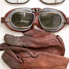 Rare WW2 RAF special duties aircrew grouping of Mk viii flying goggles and leather flying gloves