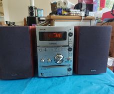 Sony Compact Disc-Tape Deck-Radio Receiver, Model No. HCD-CPZ1, with 2 sony speakers Model SS-CCP)Z1, working perfect and in excellent condition