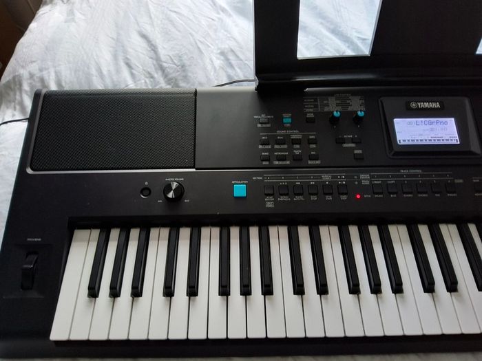 Yamaha Psr EW 425 -(76 keys long keyboard)