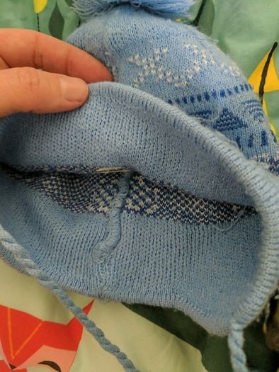 2 warm hats 0-6m