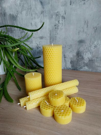 Honeycomb style candles... Pure beeswax. Natural candles