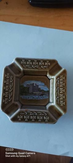 irish made porcelain wade ashtray,,prefect condition see the pictures for condition,buyer collects or pays postage thank you ,bunratty Castle picture insert ,