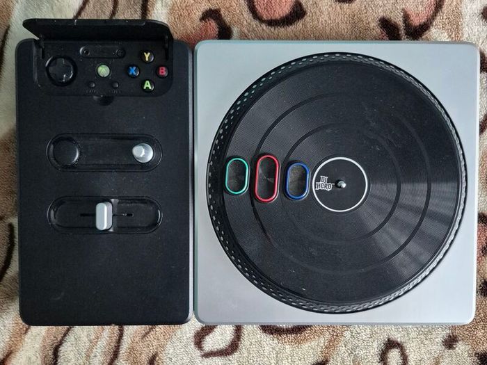 DJ Hero 2 Turntable Bundle Xbox 360 CIB Complete in Box