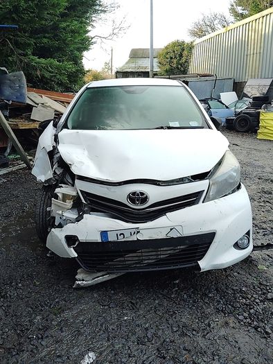 Breaking Toyota Yaris 2013 petrol