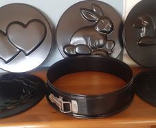 Vintage Easter Cake Tin Set