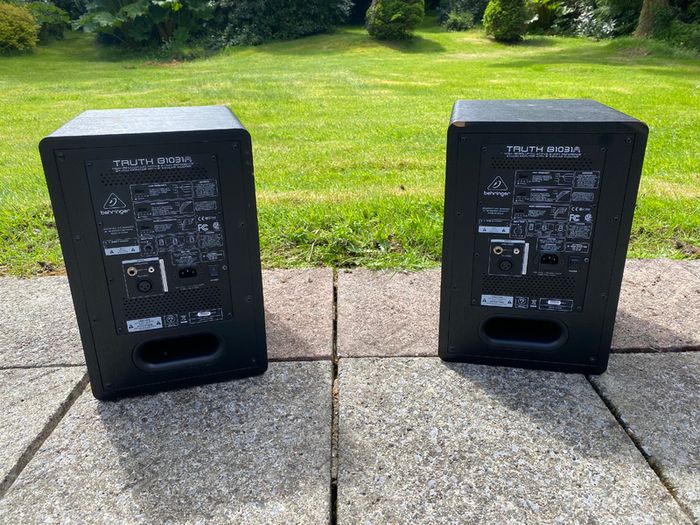 Behringer Truth B1031A Studio monitors