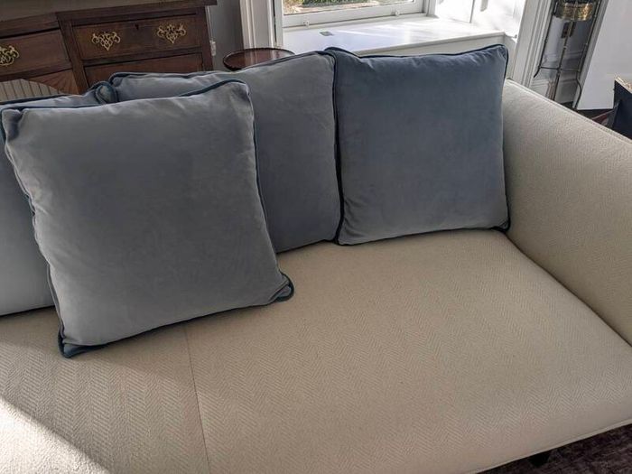 Four bespoke blue cushions, 30 euro per piece