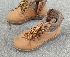 boy's boots .UK11/EUR 29