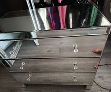 Mirrored chest of drawers