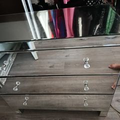 Mirrored chest of drawers